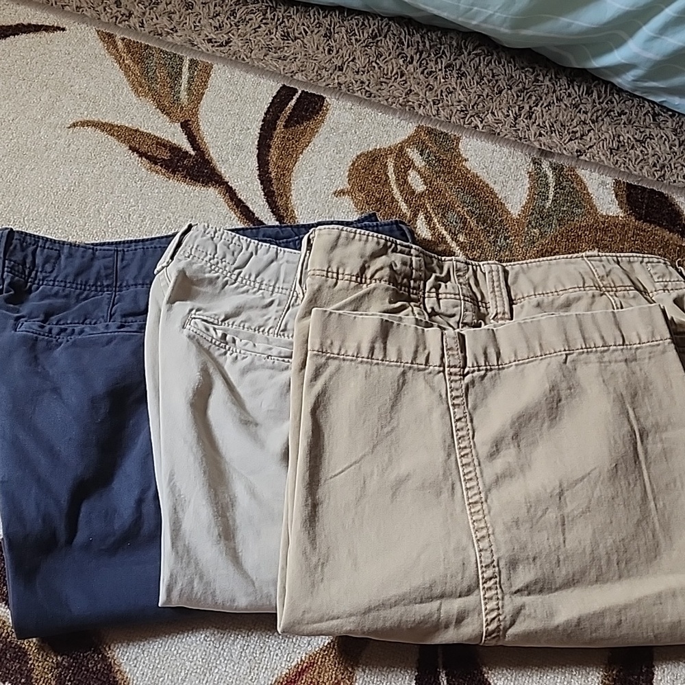 American Eagle Outfitters Tan Chinos Classic Style.  3 Different Colors ( Photo)